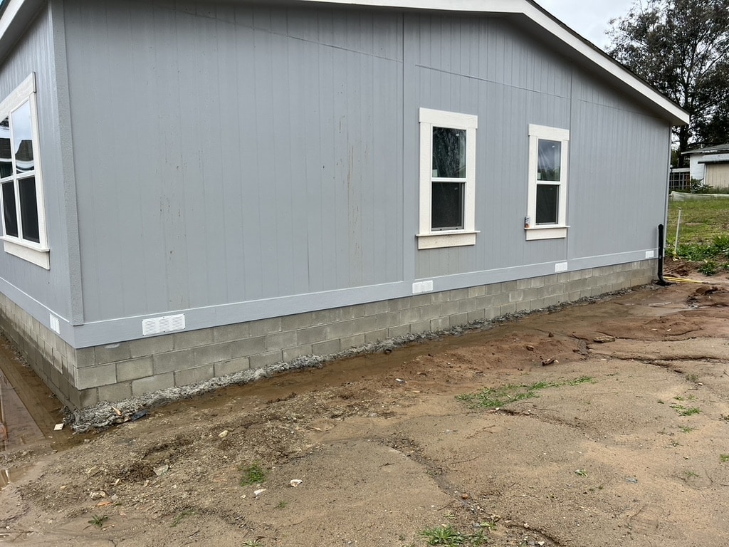 Manufactured home skirting and foundation edge detail